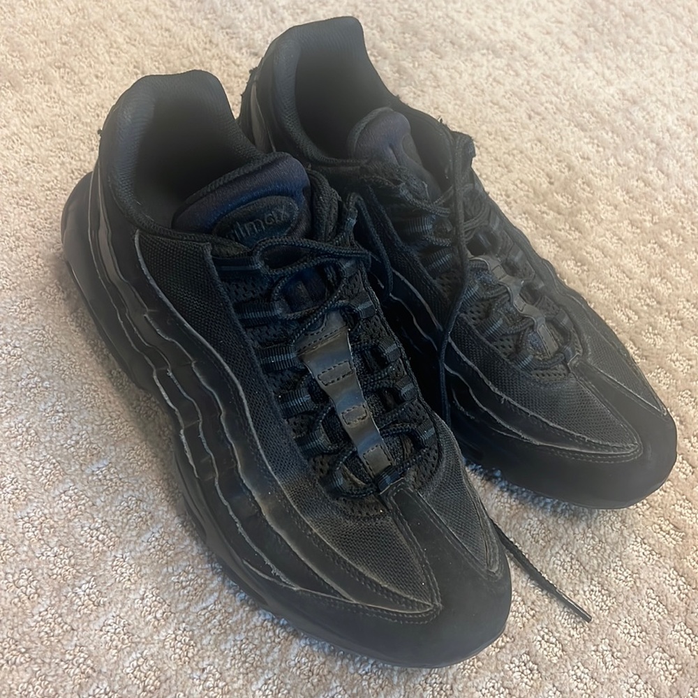 Black air maxs size 10.5